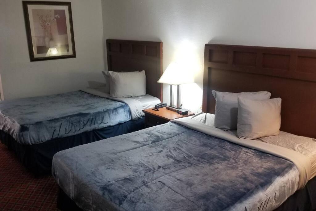 Hotel 2 Queen Beds Hotel Room 222 Wi-Fi Hot Tub Booking Stillwater Exterior photo